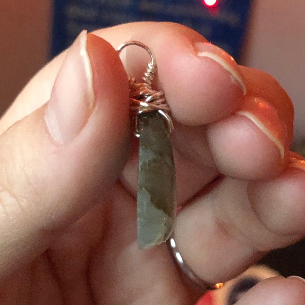 Labradorite Triangle pendant wire wrapped silver - Picture 5 of 7